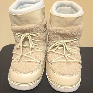 Stylish Cream Winter Boots.